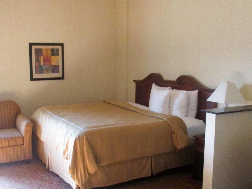 Budgetel Inns & Suites - Atlanta Galleria Stadium Смирна Экстерьер фото