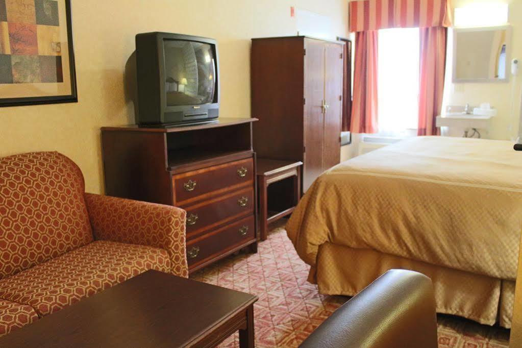 Budgetel Inns & Suites - Atlanta Galleria Stadium Смирна Экстерьер фото